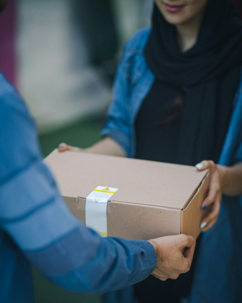Courier handing over a Gallen Shop delivery box
